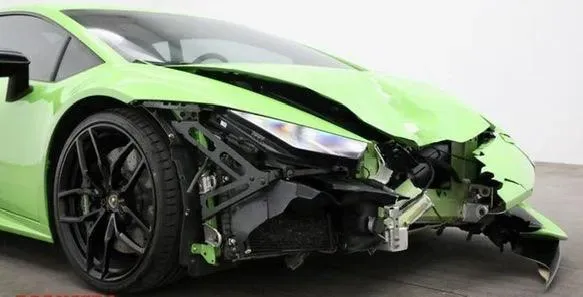 Kwart van een Lamborghini Hurecàn weg na ongeval