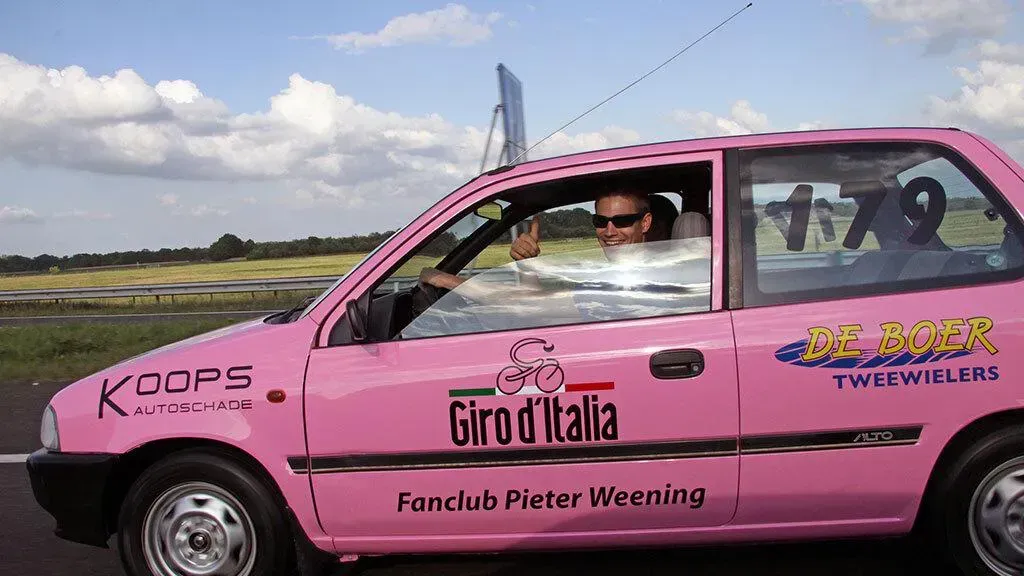 NOS De Avondetappe met bij de ingang de roze bolide van de Giro d